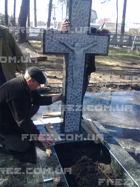 Установка гранитного креста