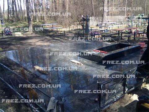 Установлен цветник под крест