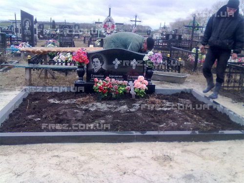 Памятник тройной. Вид спереди