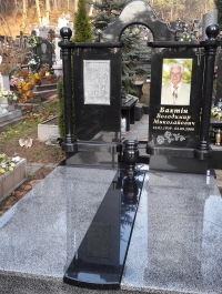 Памятник с колоннами
