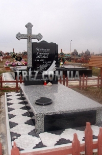 Памятник с крестом