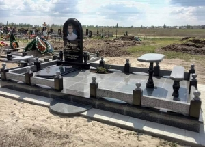 Семейный памятник из габбро