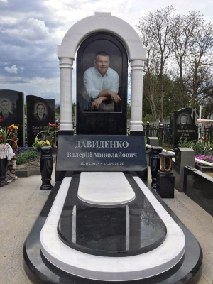 Черно-белый памятник