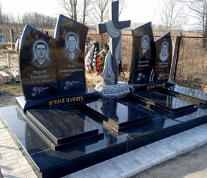 Семейный памятник из габбро