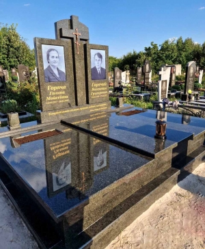Памятник из зеленого гранита