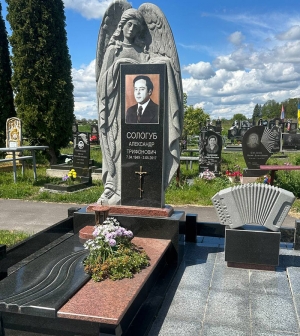 Памятник с гармонью