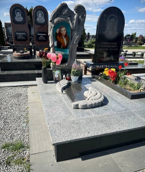 Памятник молодой женщине 