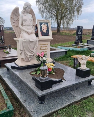 Женский памятник из мрамора