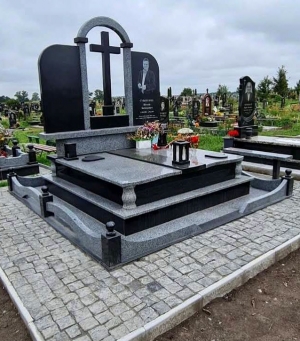 Большой двойной памятник