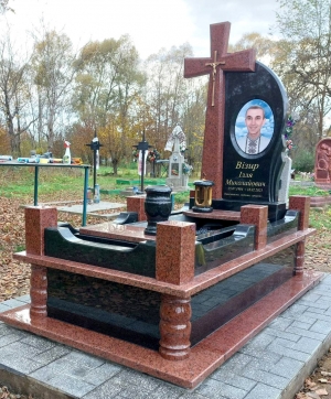 Памятник с большим постаментом