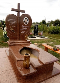 Красный памятник в виде сердца 