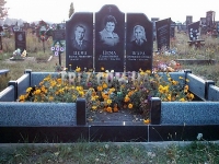 Памятник на троих