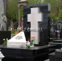 Монумент с крестом