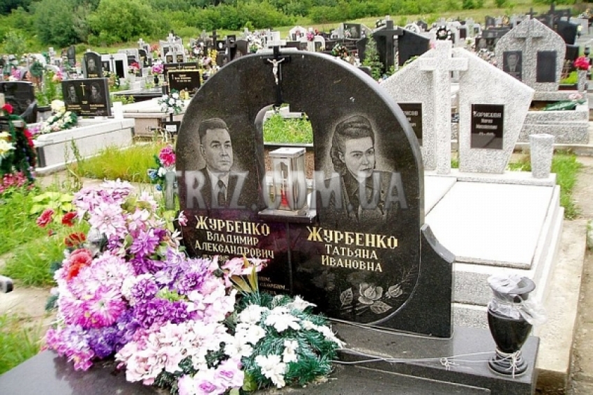 Двойной памятник из габбро