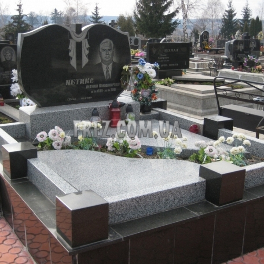 Памятник двойной