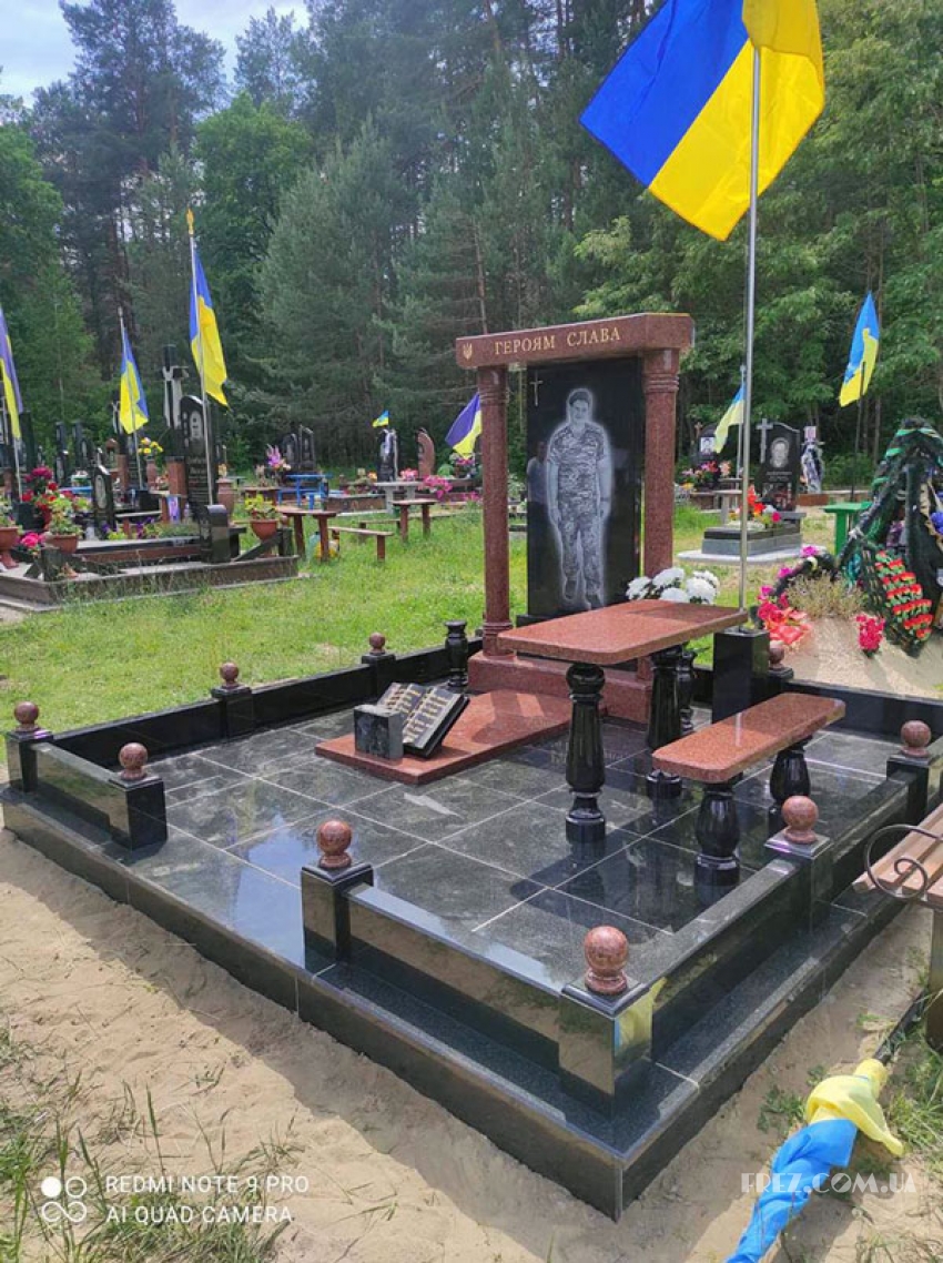 Памятник военному