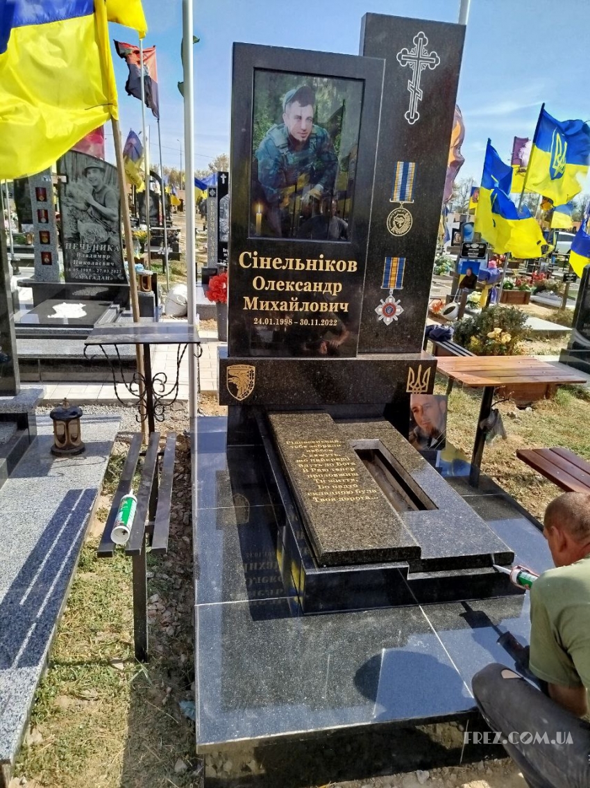 Памятник гранитный