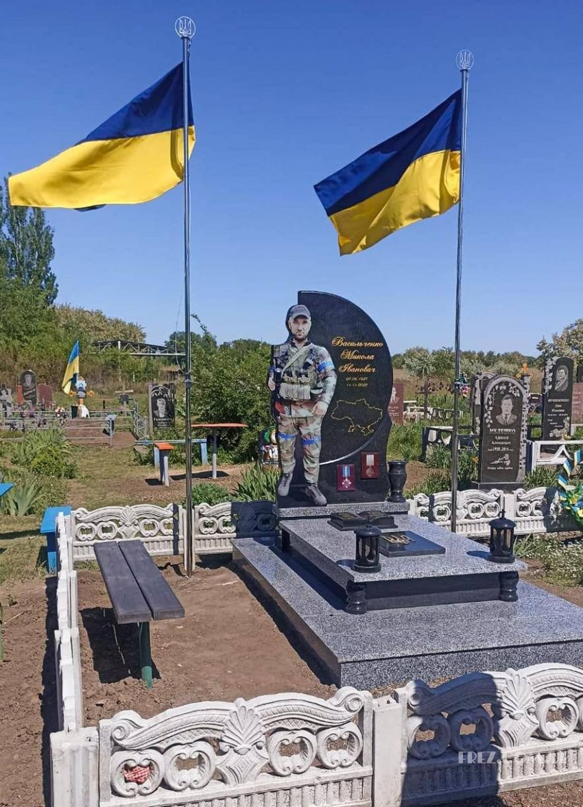 Памятник гранитный