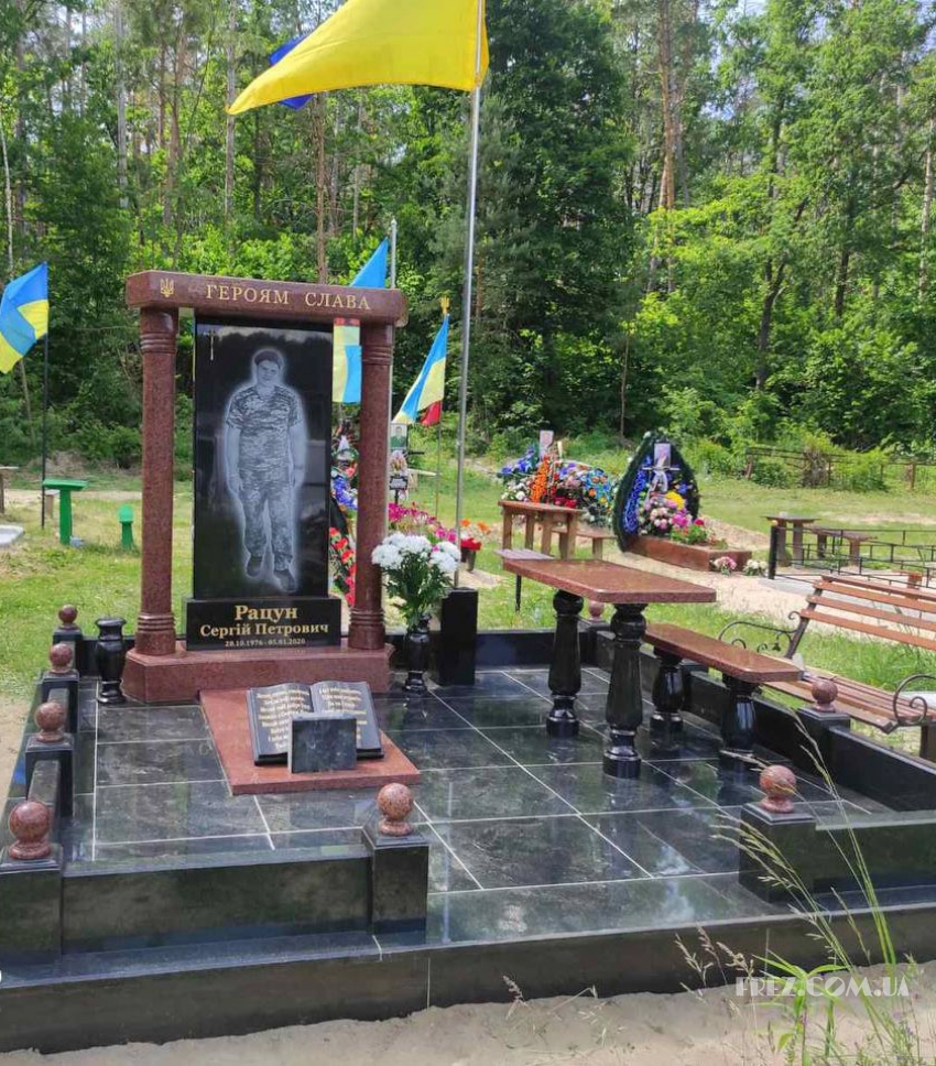 Памятник гранитный