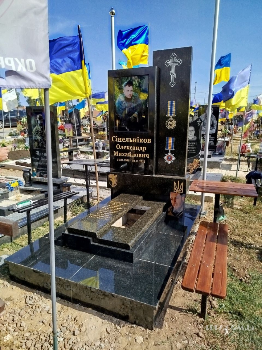 Памятник гранитный
