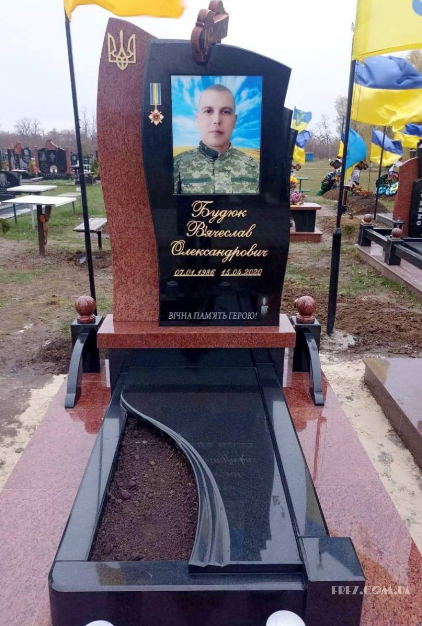 Памятник военным