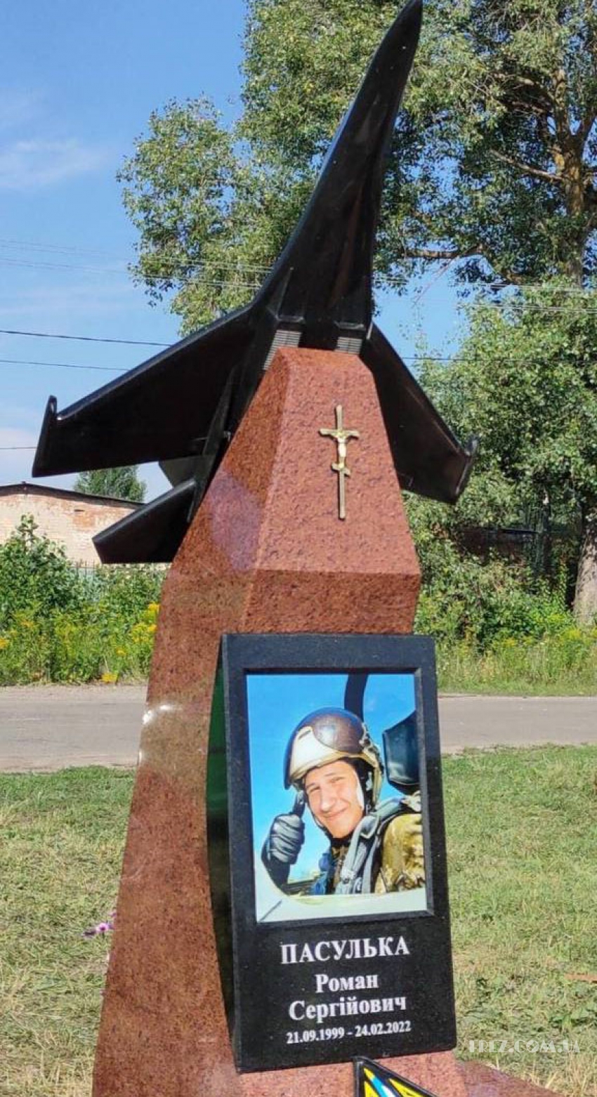 Памятник военным