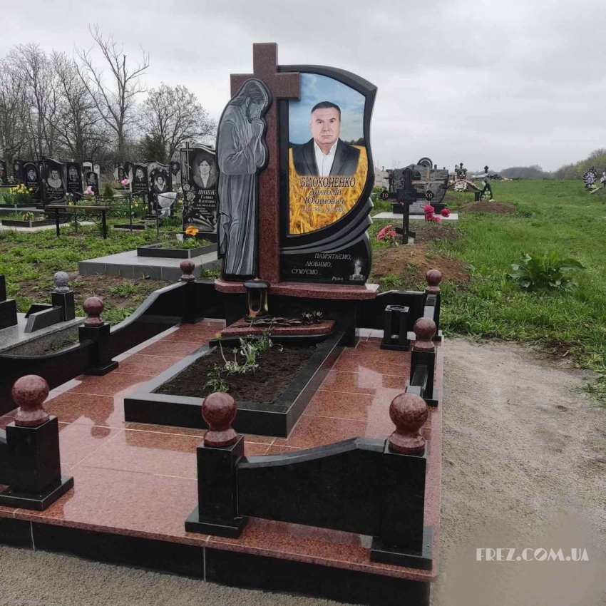 Памятник с большой фотографией