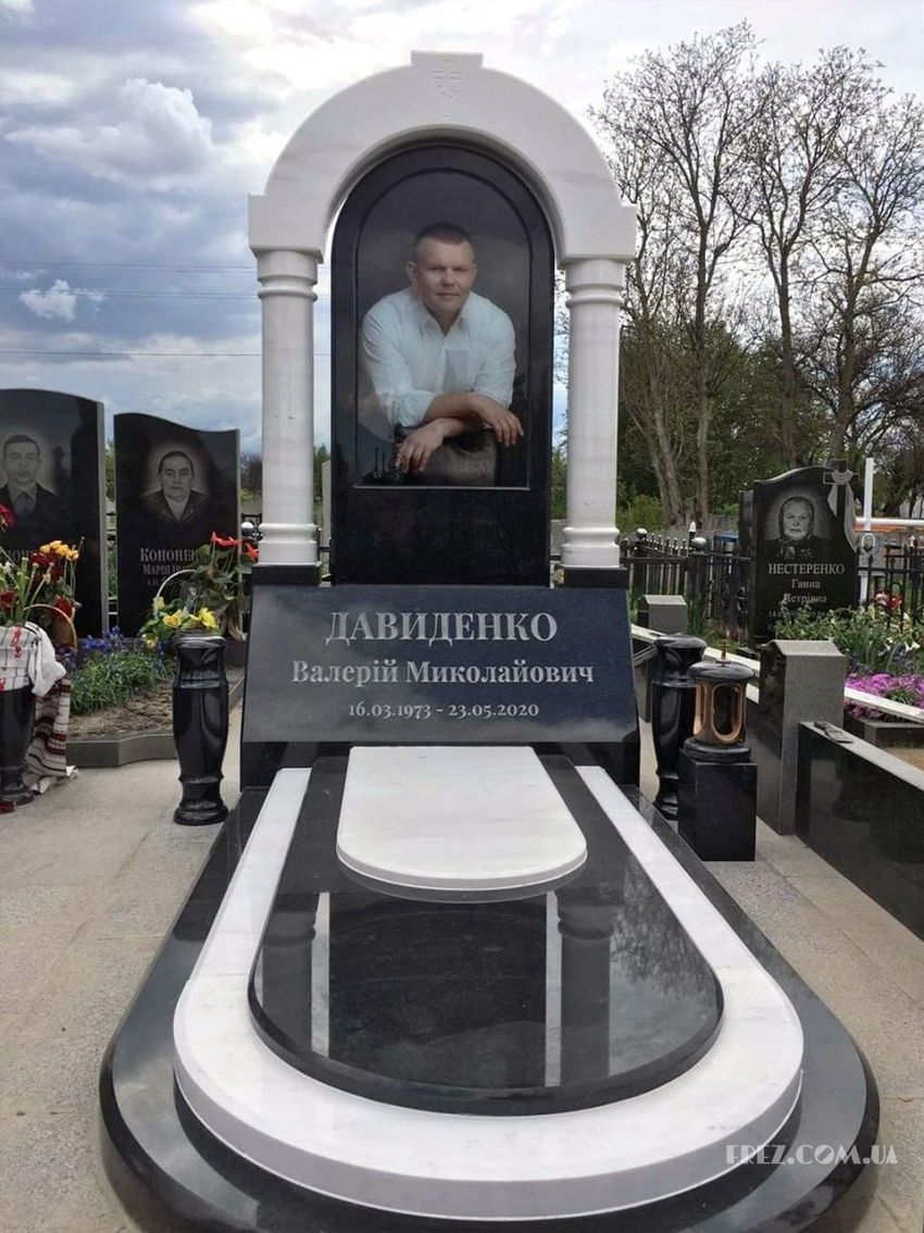 Черно-белый памятник