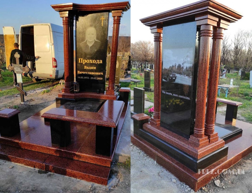 Памятник с колоннами