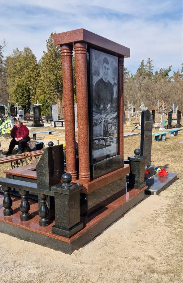 Гранітний пам’ятник  